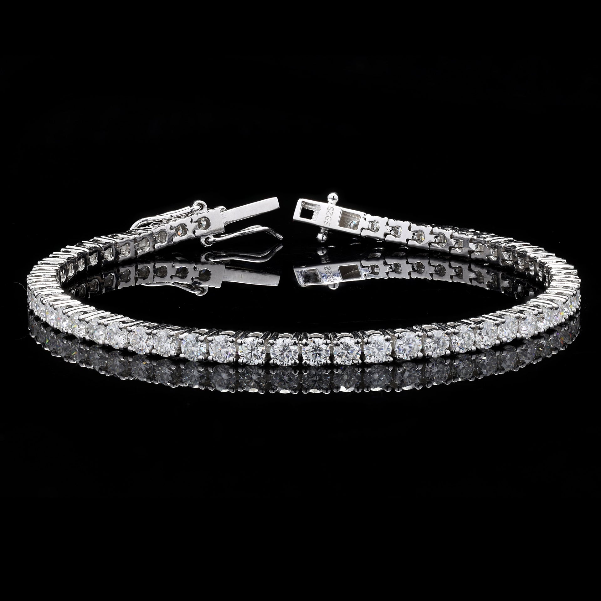 Round cut Tennis Moissanite Bracelet in 925 silver