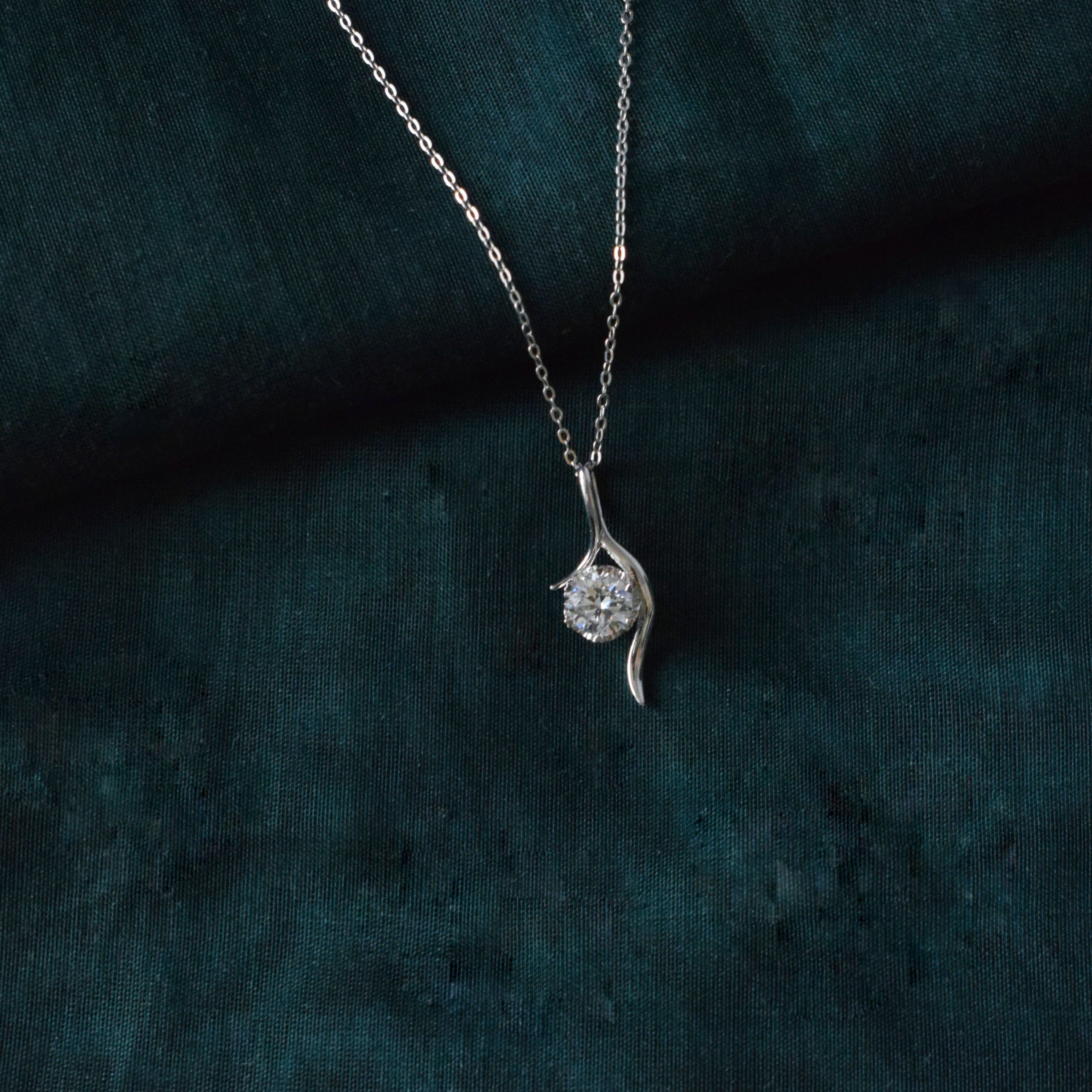 925 Sterling silver Swirl Pendant in 1 Ct Moissanite Diamond