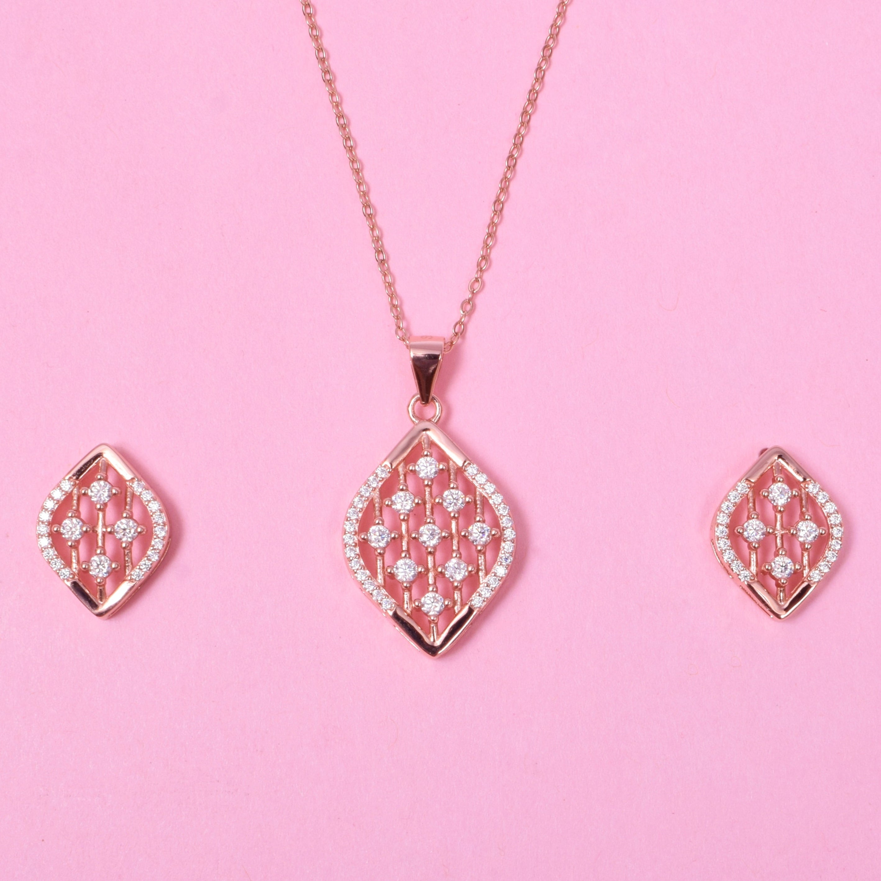 Sand Dune Alluring Moissanite Silver Pendant set