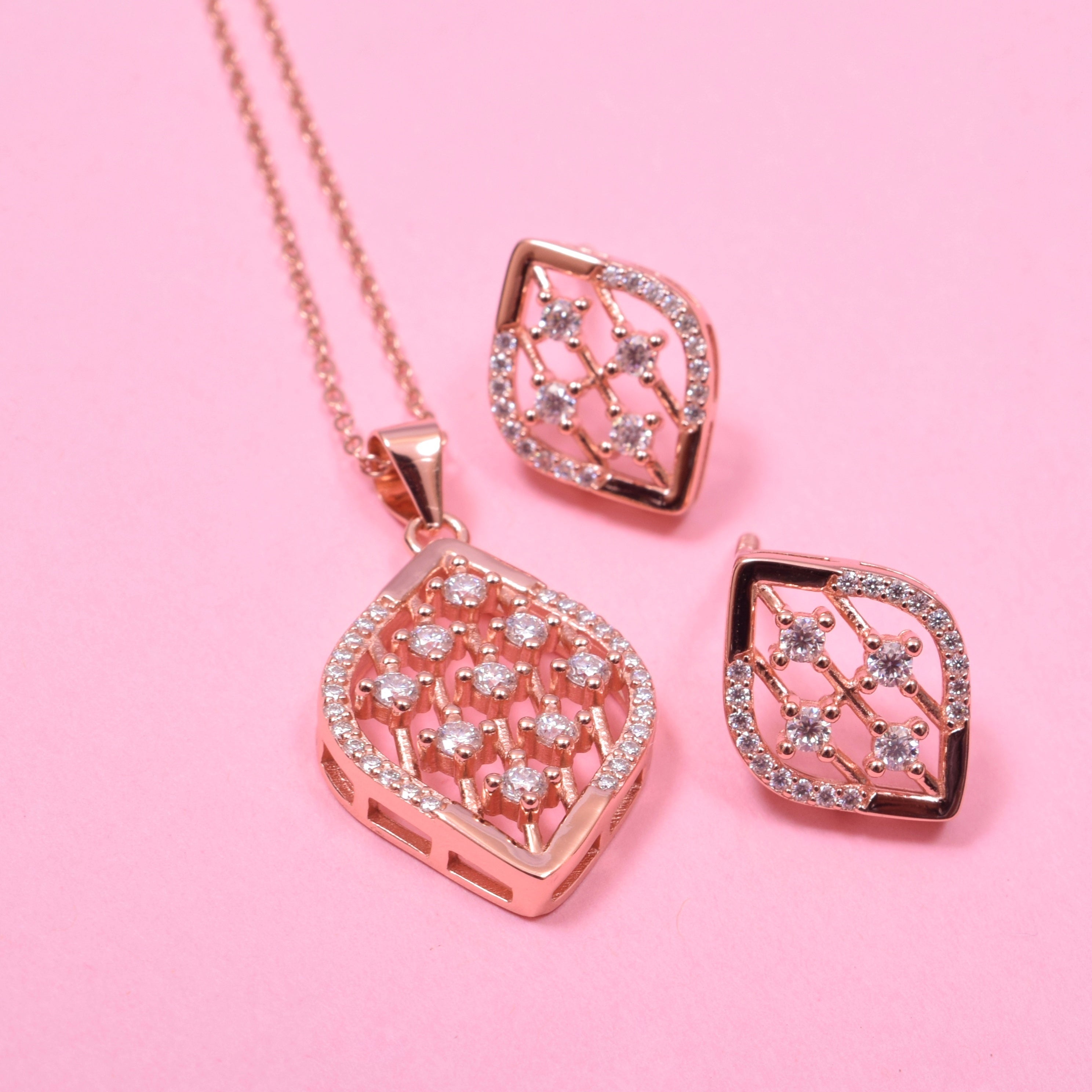 Sand Dune Alluring Moissanite Silver Pendant set