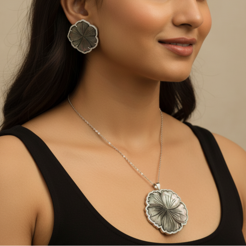 Elegant Mother of Pearl in 925 silver Pendant set