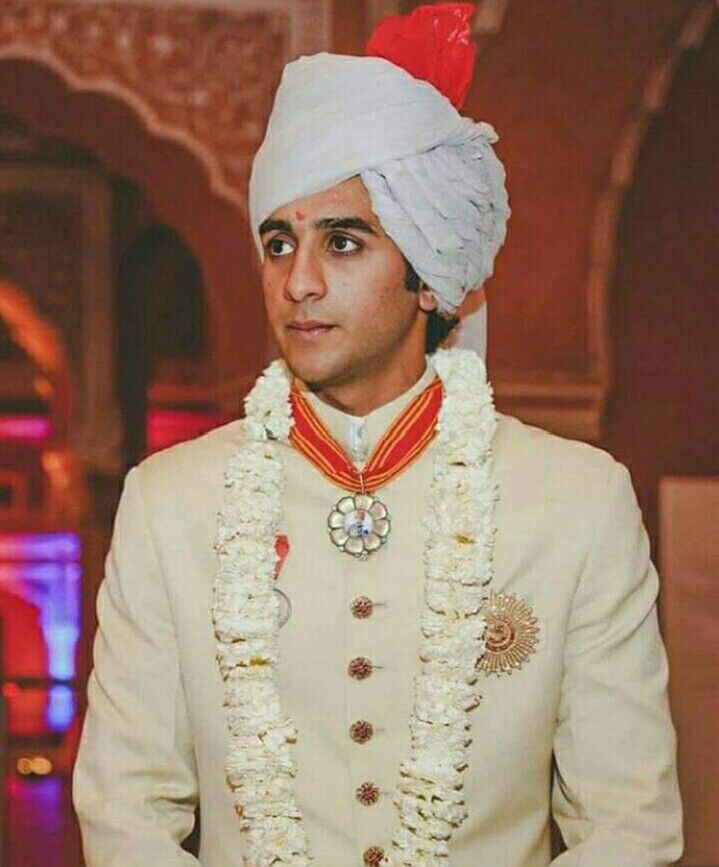 Heritage Sun Moissanite Brooch Inspired by Padmanabh Singh — Jaipur Royal Edit