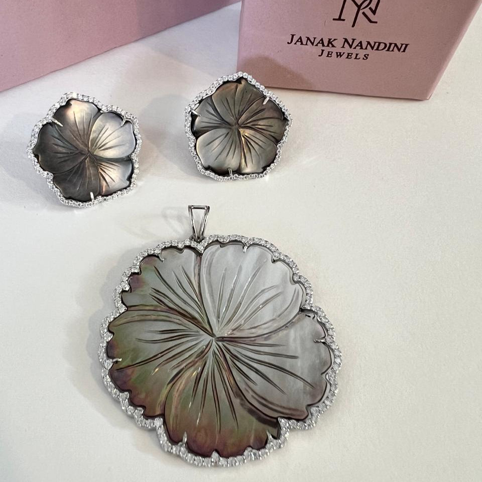 Elegant Mother of Pearl in 925 silver Pendant set