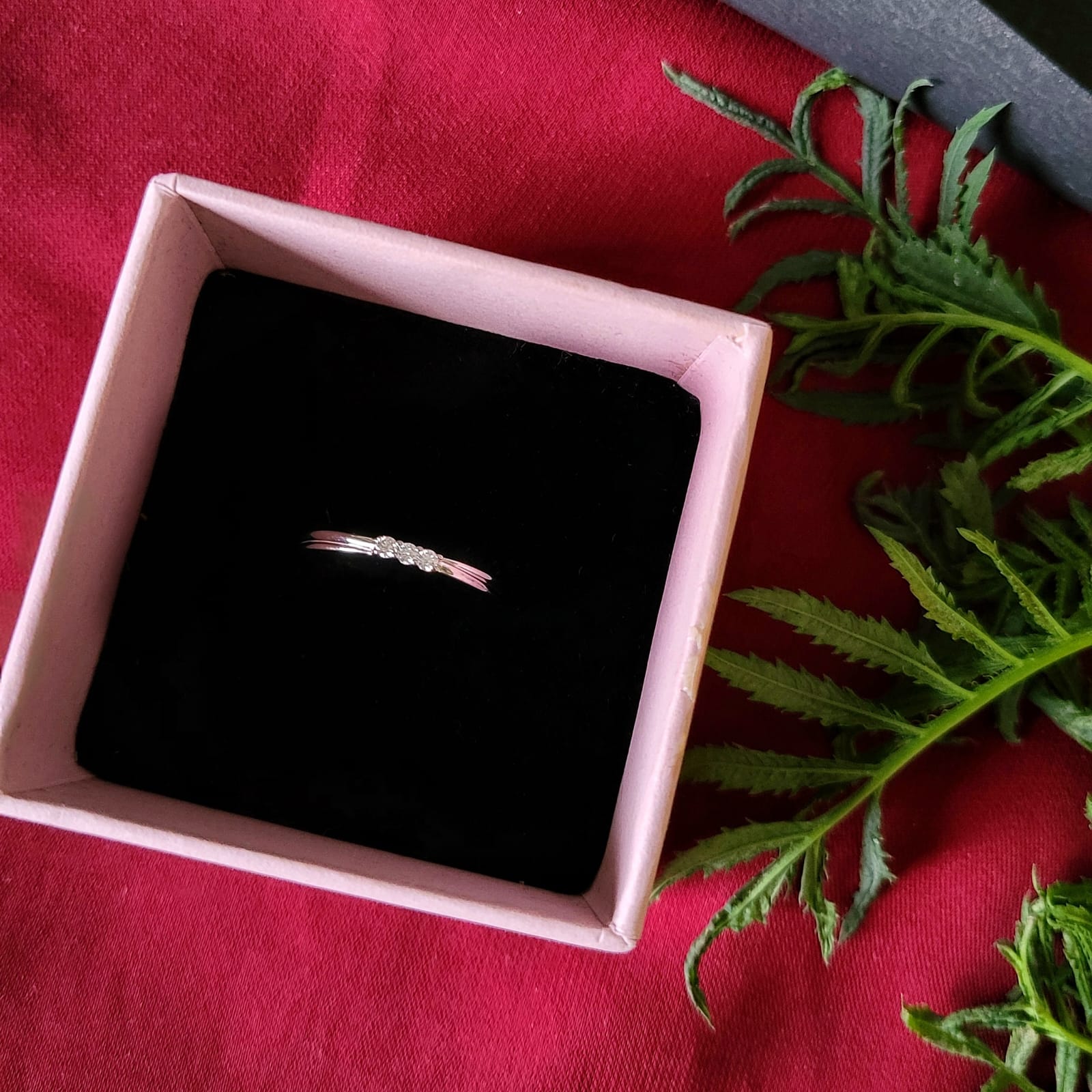 Minimal 3 stone ring